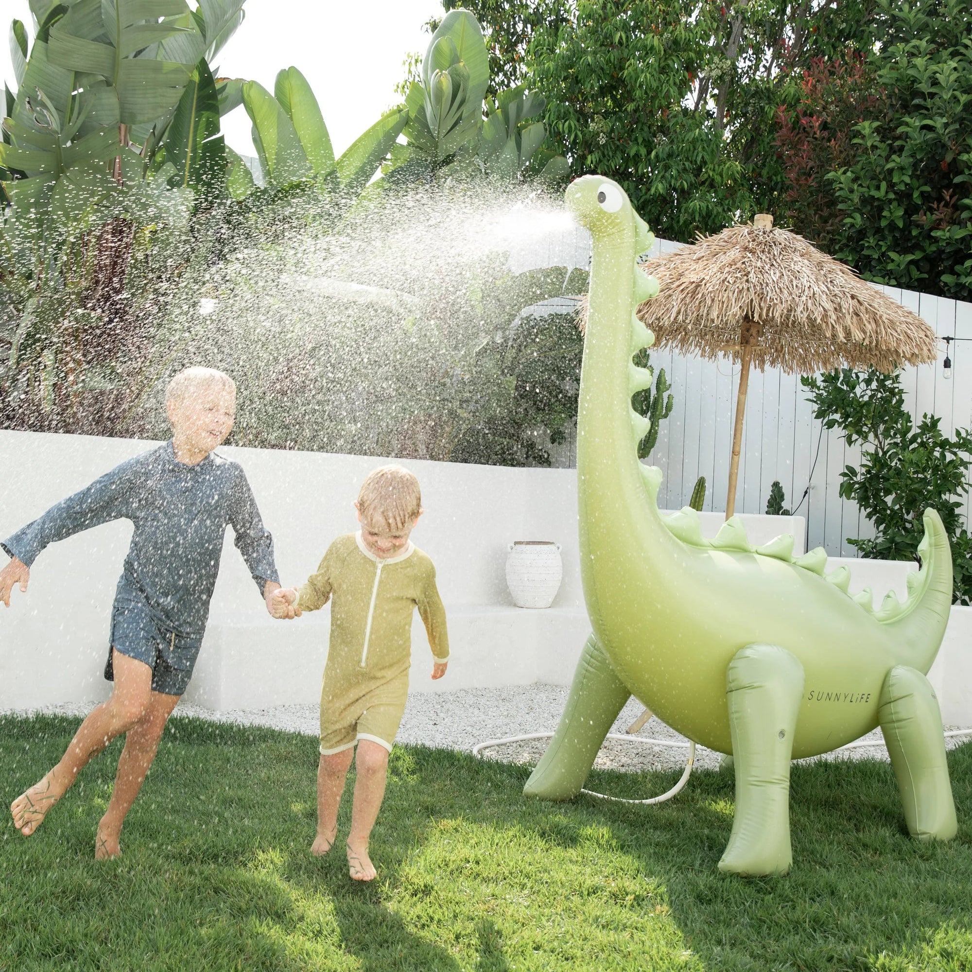 SUNNYLIFE Into The Wild Giant Dino Sprinkler